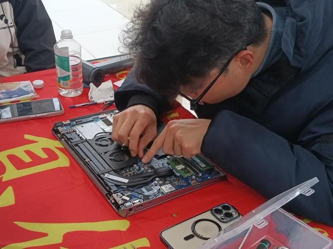 信息化社团开展"学雷锋&middot;义务维修"活动 技术赋能传递校